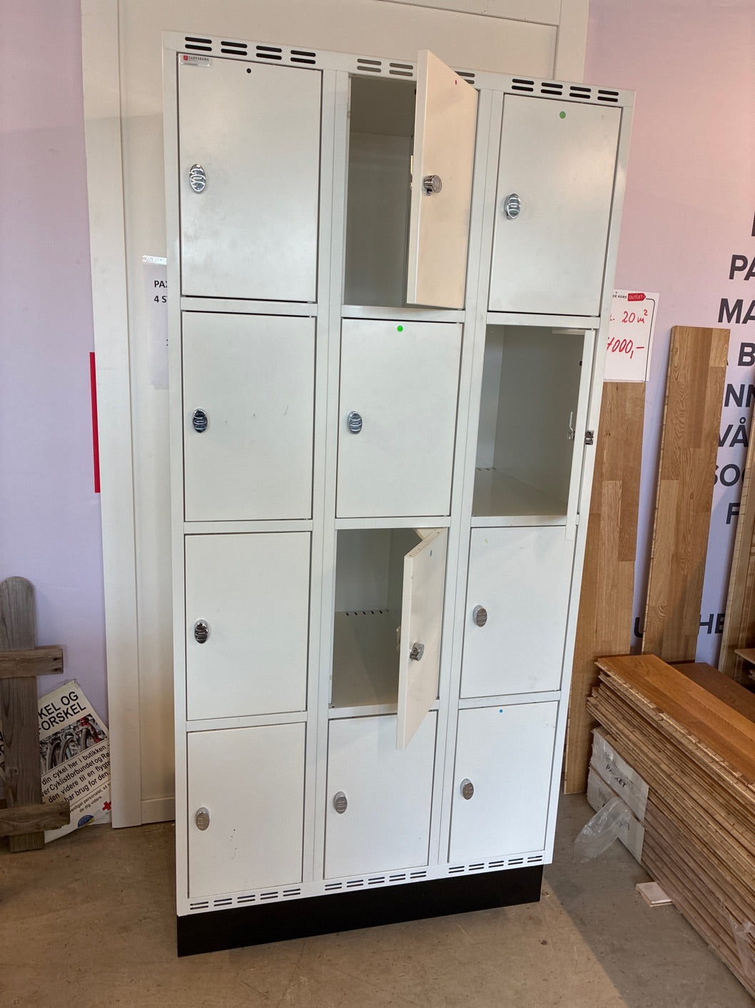 Skab med 12 boxe